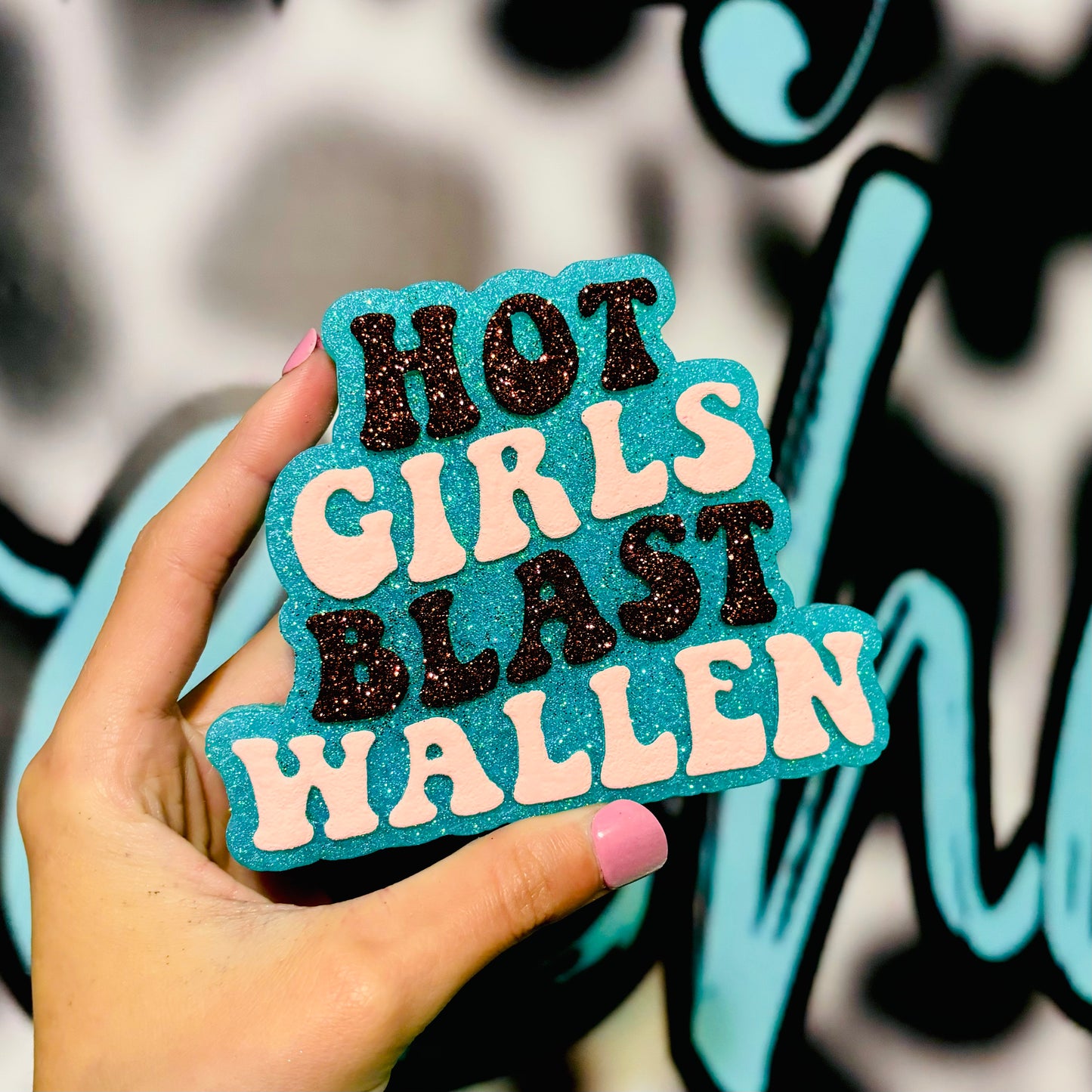 Hot girls blast Wallen